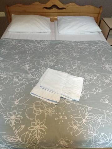 Фото номера Трехместный номер с общей ванной комнатой Хостелы Guest House Pid Dubom г. Львов 5