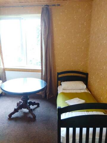 Фото номера Трехместный номер с общей ванной комнатой Хостелы Guest House Pid Dubom г. Львов 3
