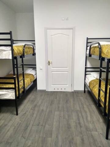 Фото номера Кровать в общем 8-местном номере Хостелы Art Galery Hostel г. Львов 4