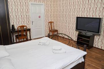 Фото номера Улучшенный номер с кроватью размера «king-size» Отель Fortetsya Malehiv г. Львов 2