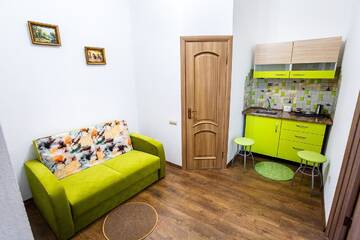 Фото номера Улучшенный семейный номер Отели типа «постель и завтрак» Discovery B&amp;B г. Львов 6