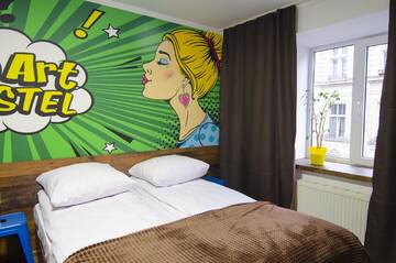 Фото номера Большой двухместный номер с 1 кроватью Хостелы Pop Art Hostel Rynok Sq г. Львов 8