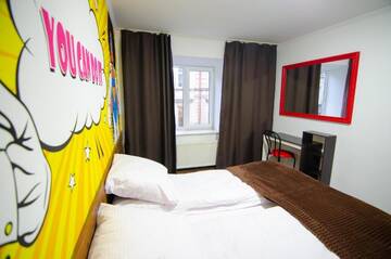 Фото номера Двухместный номер с 1 кроватью Хостелы Pop Art Hostel Rynok Sq г. Львов 15