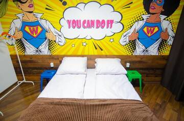 Фото номера Двухместный номер с 1 кроватью Хостелы Pop Art Hostel Rynok Sq г. Львов 12