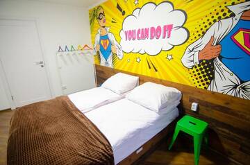 Фото номера Двухместный номер с 1 кроватью Хостелы Pop Art Hostel Rynok Sq г. Львов 13