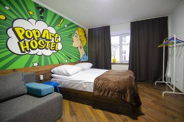 Фото номера Большой двухместный номер с 1 кроватью Хостелы Pop Art Hostel Rynok Sq г. Львов 11