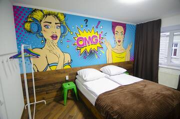 Фото номера Двухместный номер с 1 кроватью Хостелы Pop Art Hostel Rynok Sq г. Львов 8
