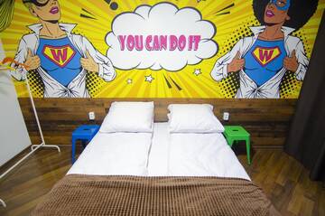 Фото номера Двухместный номер с 1 кроватью Хостелы Pop Art Hostel Rynok Sq г. Львов 6