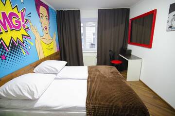 Фото номера Двухместный номер с 1 кроватью Хостелы Pop Art Hostel Rynok Sq г. Львов 7