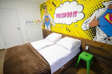 Фото номера Двухместный номер с 1 кроватью Хостелы Pop Art Hostel Rynok Sq г. Львов 7