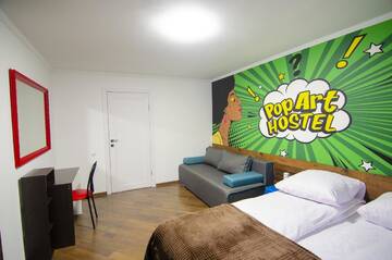 Фото номера Большой двухместный номер с 1 кроватью Хостелы Pop Art Hostel Rynok Sq г. Львов 9