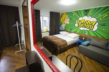 Фото номера Большой двухместный номер с 1 кроватью Хостелы Pop Art Hostel Rynok Sq г. Львов 7