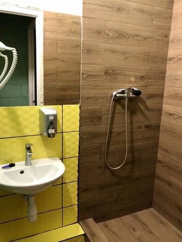 Фото номера Кровать в общем 6-местном номере для женщин Хостелы COMPASS Station Hostel г. Львов 3