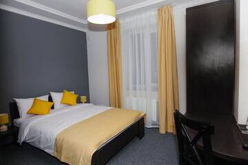 Фото номера Номер с кроватью размера «king-size» Отель Sunny Hotel г. Львов 5