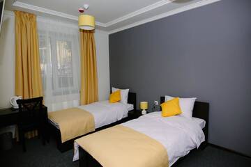 Фото номера Двухместный номер с 2 отдельными кроватями Отель Sunny Hotel г. Львов 5