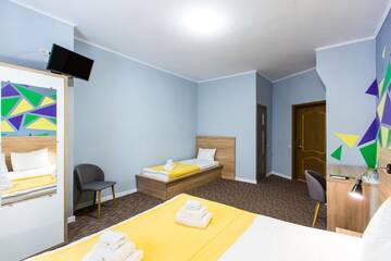 Фото номера Стандартный трехместный номер Отель Blum Hotel г. Львов 6