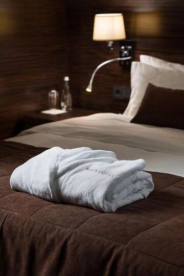 Фото номера Стандартный номер с кроватью размера &quot;king-size&quot; Отель BANKHOTEL г. Львов 6