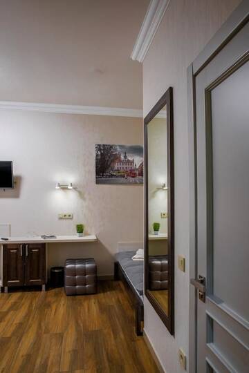 Фото номера Семейный номер с балконом Апарт-отели Mini Hotel Barvy Lvova on Hnatyuka St. г. Львов 4