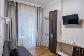 Фото номера Семейный номер с балконом Апарт-отели Mini Hotel Barvy Lvova on Hnatyuka St. г. Львов 5
