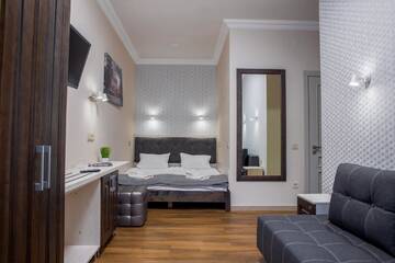 Фото номера Семейный номер с балконом Апарт-отели Mini Hotel Barvy Lvova on Hnatyuka St. г. Львов 2