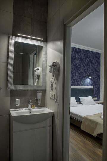 Фото номера Двухместный номер Делюкс с 1 кроватью и ванной Апарт-отели Mini Hotel Barvy Lvova on Hnatyuka St. г. Львов 21