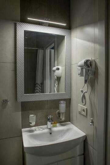Фото номера Двухместный номер Делюкс с 1 кроватью и ванной Апарт-отели Mini Hotel Barvy Lvova on Hnatyuka St. г. Львов 38