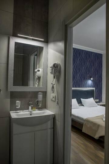 Фото номера Двухместный номер Делюкс с 1 кроватью и ванной Апарт-отели Mini Hotel Barvy Lvova on Hnatyuka St. г. Львов 40