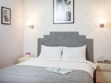 Фото номера Стандартный номер с кроватью размера &quot;king-size&quot; Отель Art Deco Central Rooms г. Львов 2