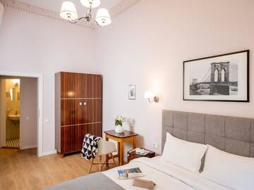 Фото номера Улучшенный номер с кроватью размера «king-size» Отель Art Deco Central Rooms г. Львов 5