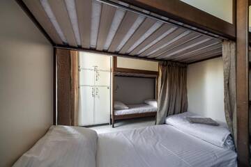 Фото номера Односпальная кровать в общем номере с 6 кроватями Хостелы Ostriv Hostel г. Львов 7
