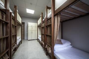 Фото номера Кровать в общем 8-местном номере для мужчин и женщин Хостелы Ostriv Hostel г. Львов 4