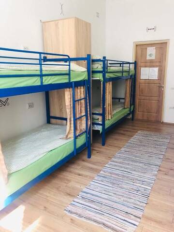 Фото номера Кровать в общем 8-местном номере для мужчин и женщин Хостелы Etno Hostel г. Львов 9
