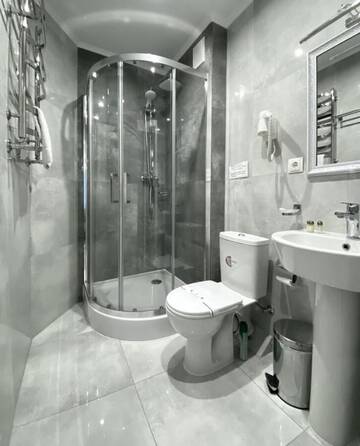 Фото номера Полулюкс с кроватью размера «king-size» и балконом Отель Opera Center Hotel г. Львов 8