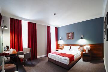 Фото номера Улучшенный номер Отель Sherlock Holmes Boutique Hotel г. Львов 4